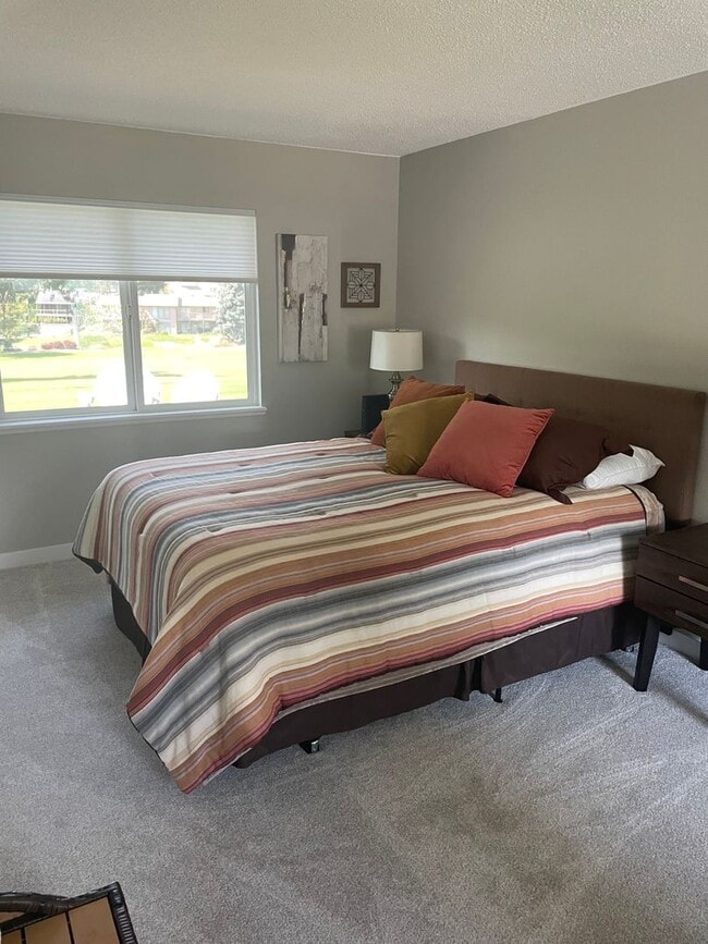 Building Photo - Beautiful fully furnished townhouse on the...