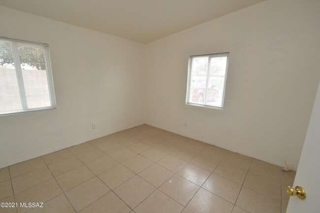 Building Photo - 20 E Susana St
