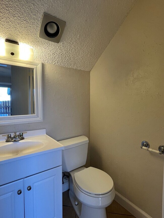 Building Photo - 2 Bedrooms in Great Dove Springs Location