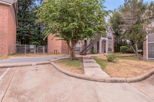 Building Photo - 2402 Sycamore Ave