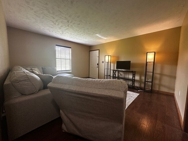 Building Photo - E. Morristown - 2 bed/1 bath duplex with b...
