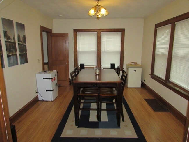 Building Photo - Spacious 4-Bedroom House on Drake Street w...