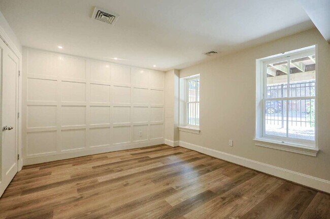 Building Photo - Rare Duplex with Tasteful Finishes, Privat...
