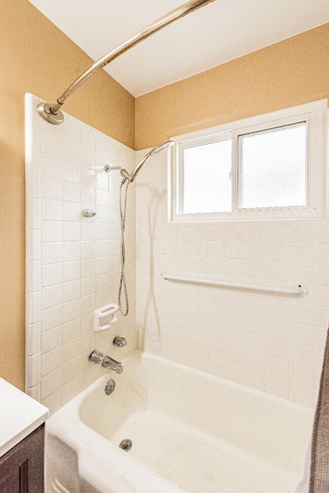 Building Photo - 444 Sierra Dr SE