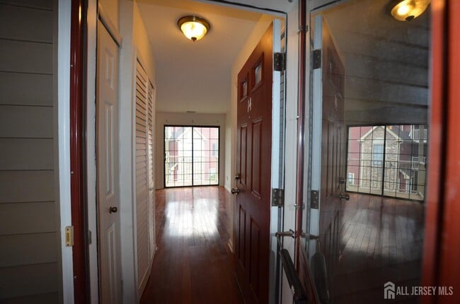 Building Photo - 14 Lear Ct