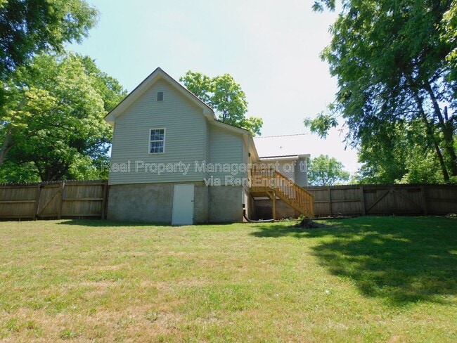 Building Photo - 164 Riverside Dr