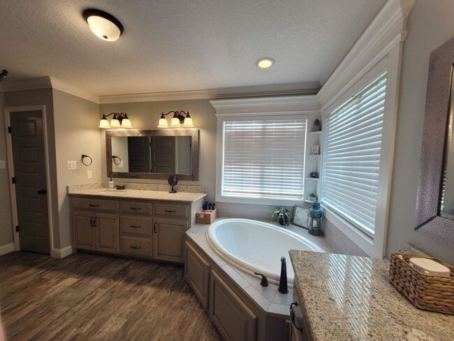 Building Photo - Beautiful 4BD/2BA Home with Screened Patio...