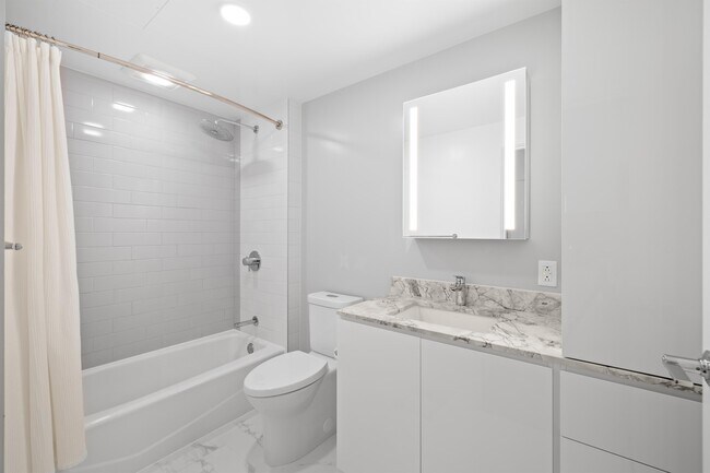 Building Photo - 987 Queen St