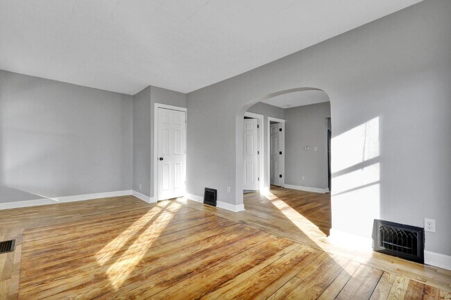 Building Photo - 405 E Hodge Ave
