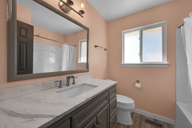 Building Photo - $2,050.00 - 3 Bedrooms, 2 Bathrooms, Single Family Home with Fenced Yard!