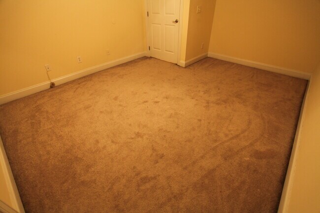 Building Photo - Townhouse Available For Rent December 2025!