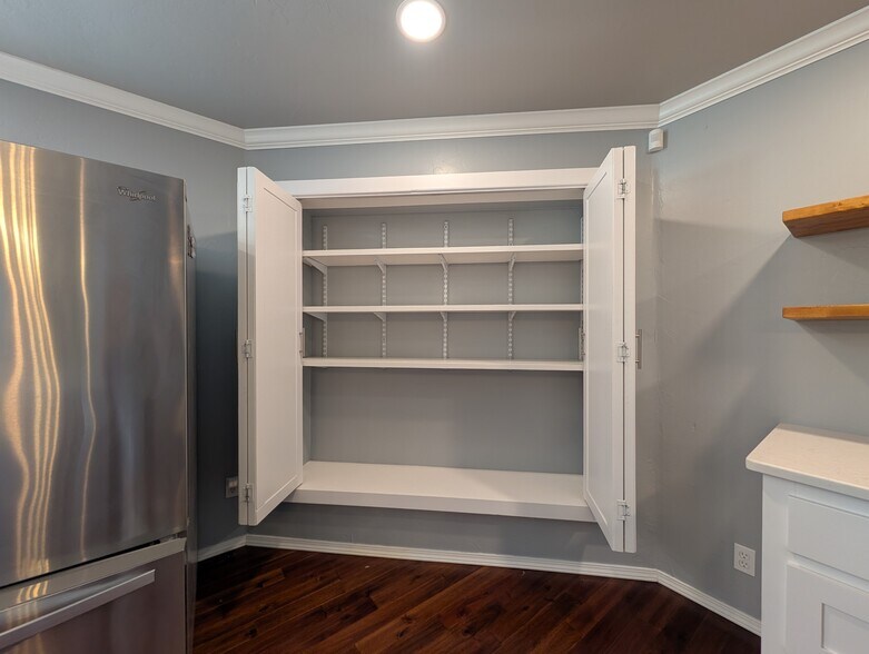 Extra large pantry - 8701 NW 116th St