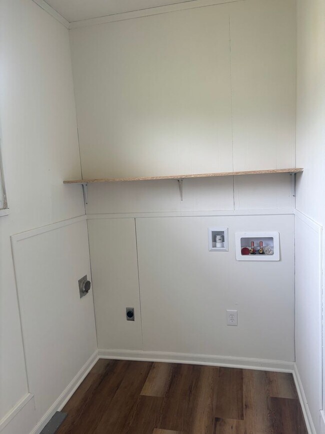 Building Photo - Beautiful & spacious renovated home.