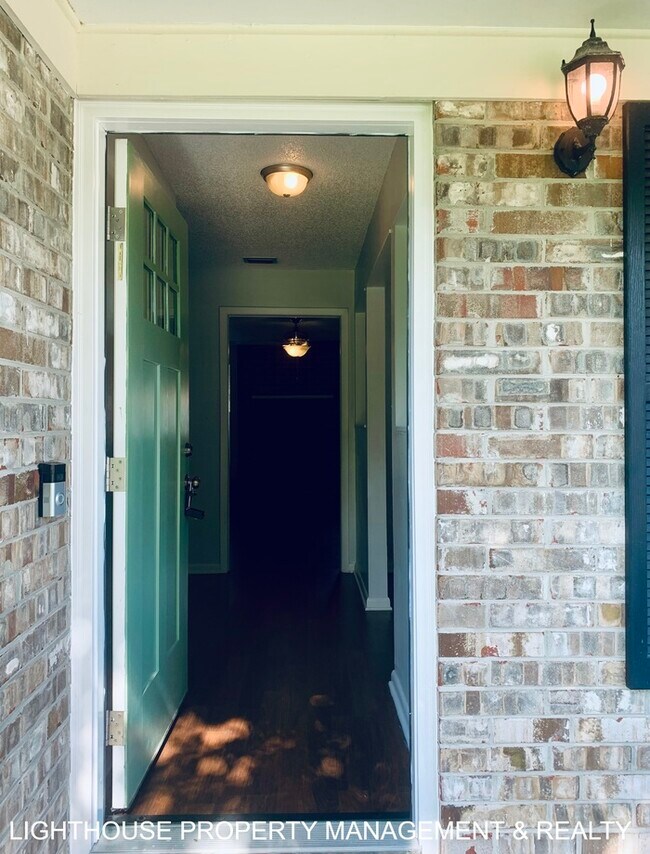 Building Photo - Spacious 4-Bedroom, 2-Bath with Fenced Yar...