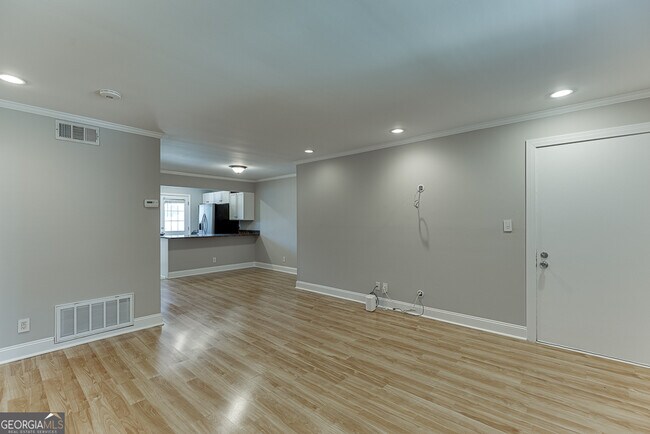 Building Photo - 4282 Roswell Rd