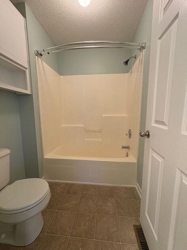 Building Photo - WAKEFIELD SUBDIVISION - Double Garage!  GRANITE COUNTERTOPS.