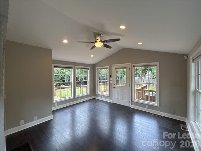 Building Photo - 1939 Sandhurst Dr