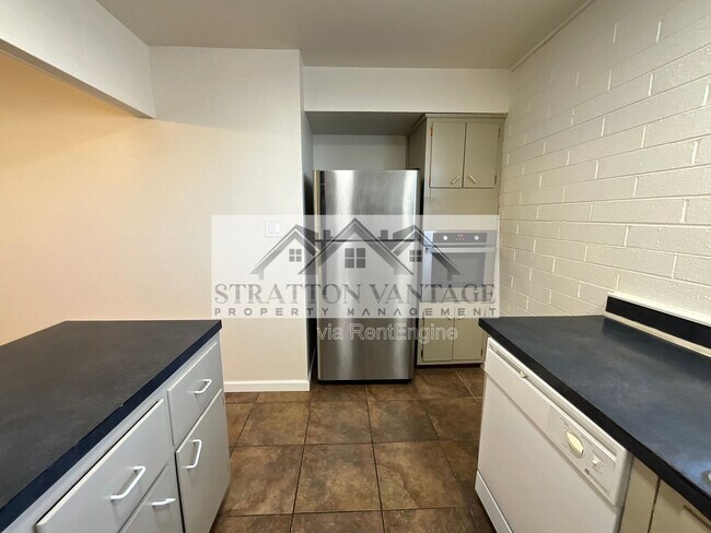 Building Photo - 6936 E 4th St