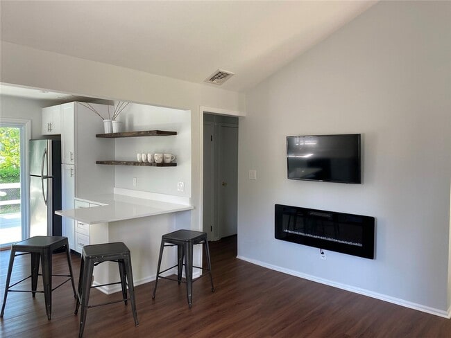 Building Photo - 202 Oakwood Rd