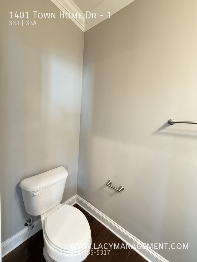 Building Photo - 1401 Town Home Dr