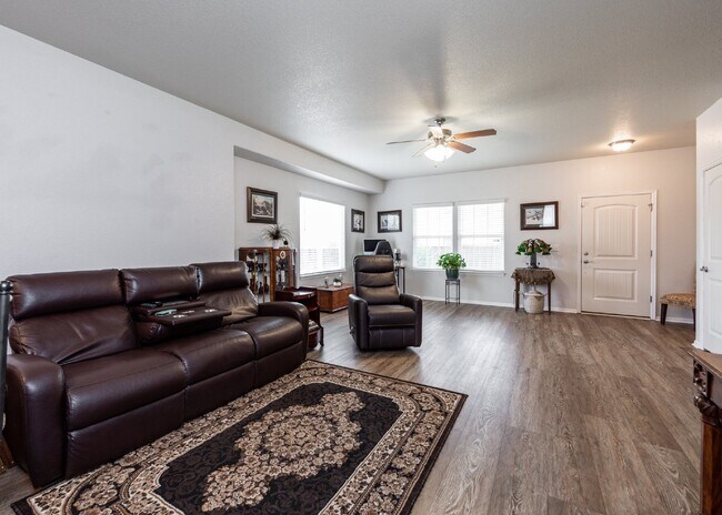 Building Photo - Spacious townhome with low maintenance.