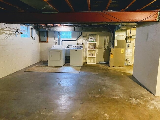 Building Photo - Two story townhouse