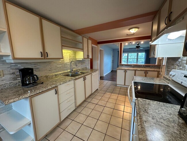 Building Photo - 3-Bedroom, 2-Bath Home Just Steps from the...