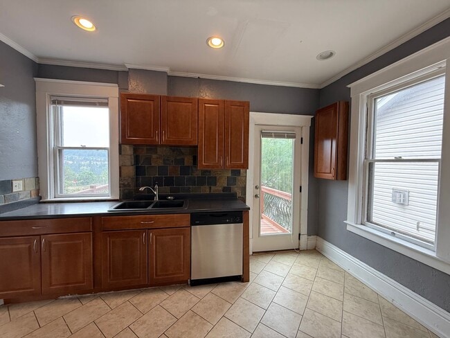 Building Photo - Elegant 2 Bed, 1 Bath Home on South Hill!