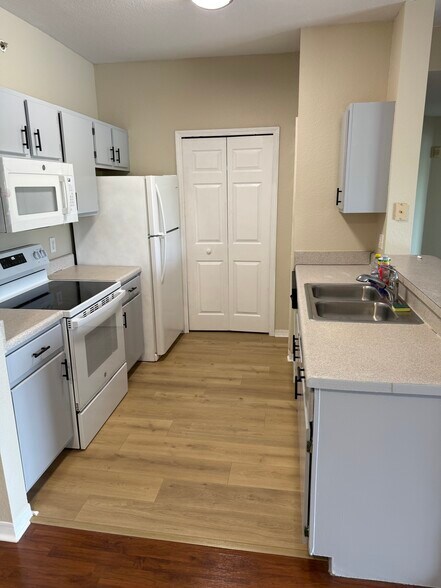 Building Photo - 5475 Vineland Rd