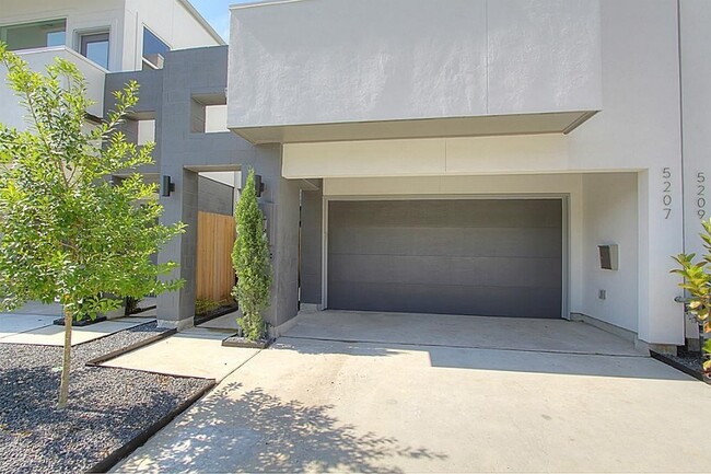 Building Photo - Stunning 3 Bedroom Townhome!