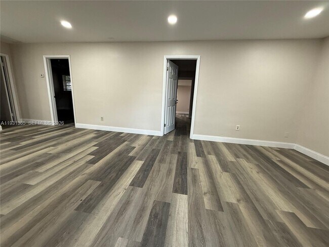 Building Photo - 3033 NW 43rd Ave