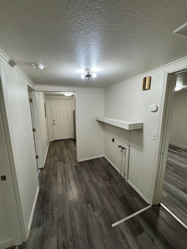 Building Photo - Charming 3-Bedroom with fresh new interior!