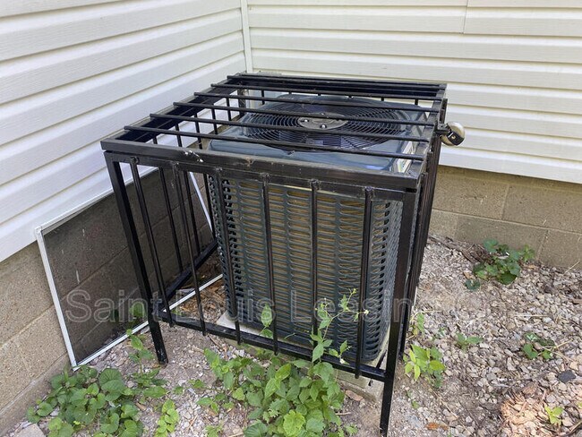 Building Photo - 3745 Dixie Dr