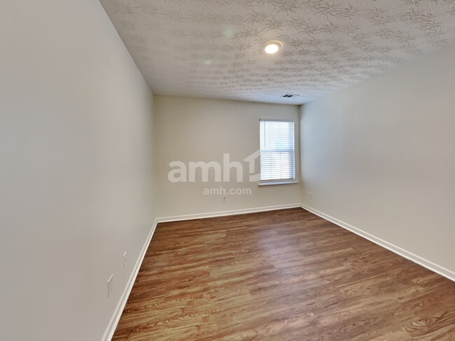 Building Photo - 328 Meadows Ln