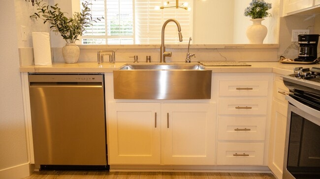 Building Photo - Gorgeous 3 bedrooms 2.5 baths townhome in ...