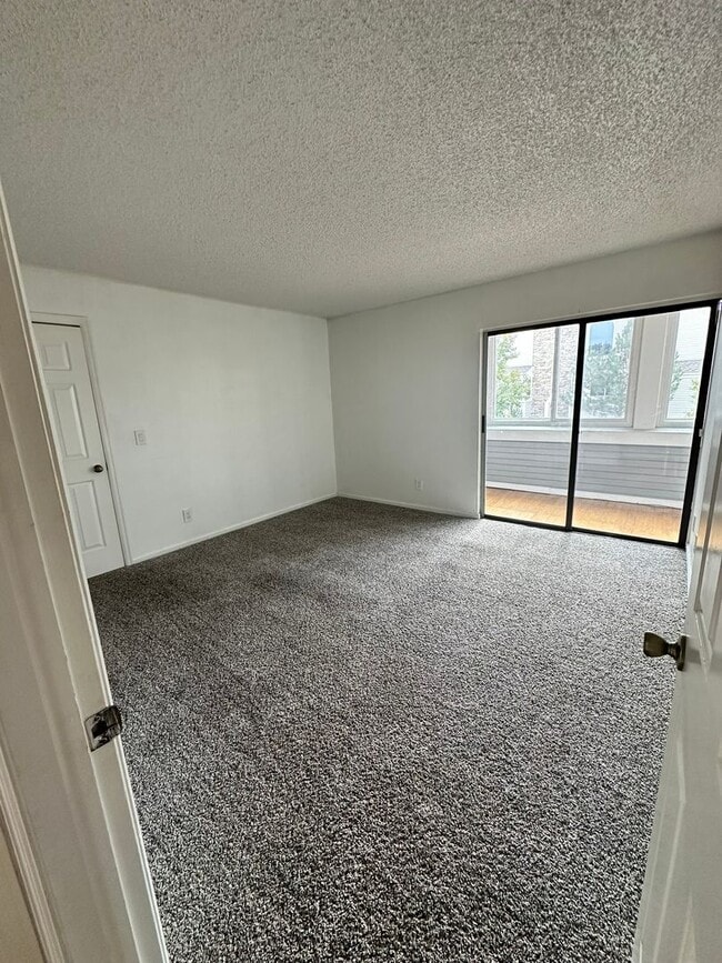 Building Photo - Spacious 3 Bed, 2 Full Bath Townhome near the Highline Canel!