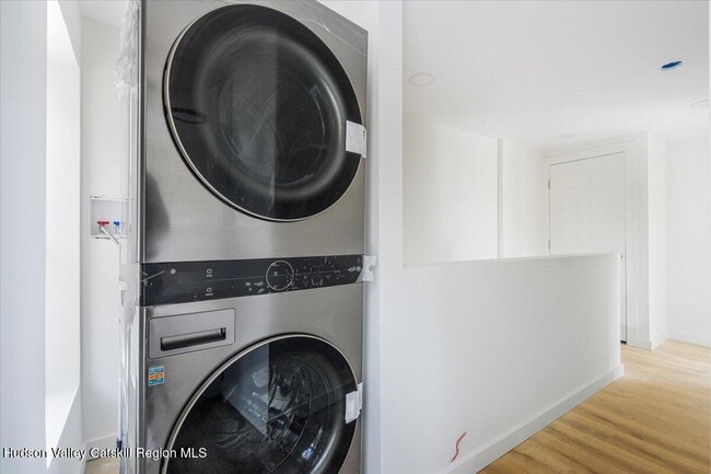 Building Photo - 9 Dubois St