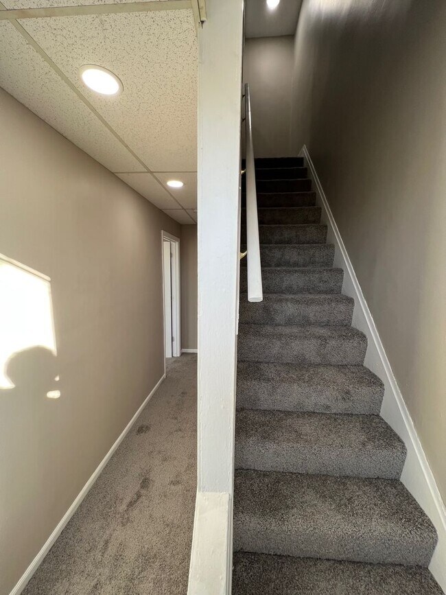 Building Photo - Newly Renovated 3 Bedroom, 1 Bathroom in Spring Hill- Central Air and Brand New Kitchen!!