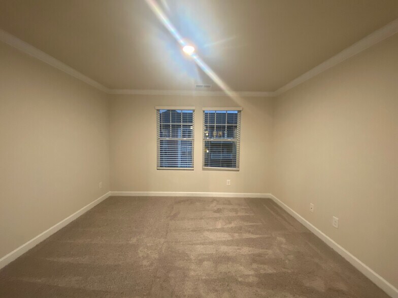 Building Photo - Room in Townhome on Memorial Pkwy