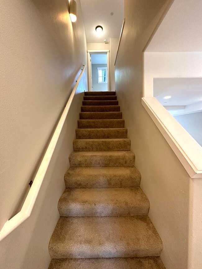 Building Photo - 2Bd/2.5Ba Issaquah Townhouse