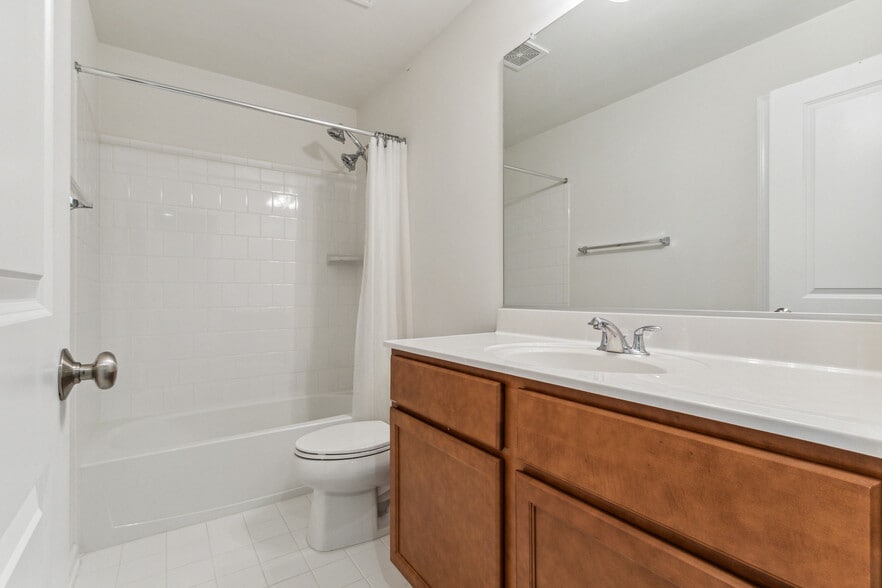 Upper hallway bath - 9093 Connor House Rd
