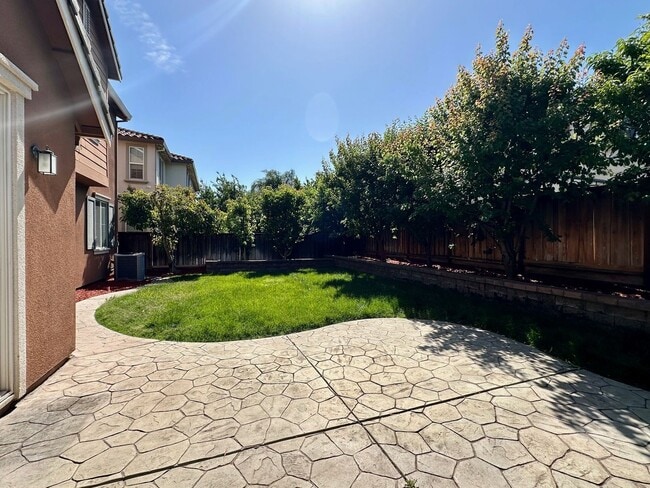 Building Photo - Large 4 bedroom 3 bathroom home with loft.