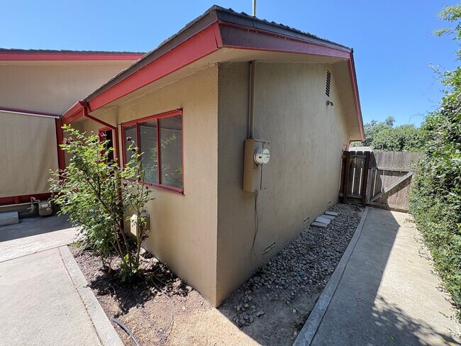 Building Photo - Visalia 2 Bed 2 Bath available now.