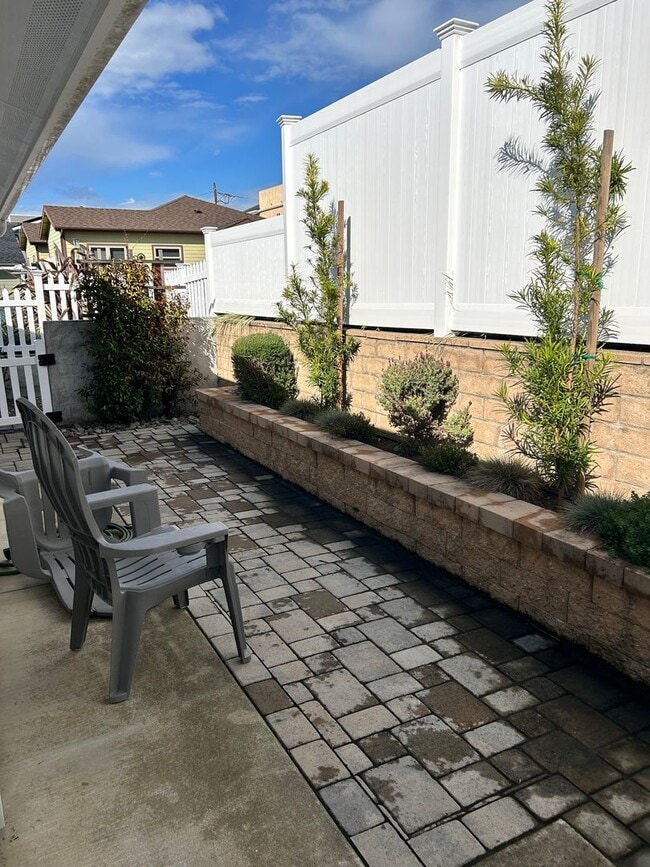 Building Photo - 2 bed 2 bath home two blocks from beach-pet friendly!