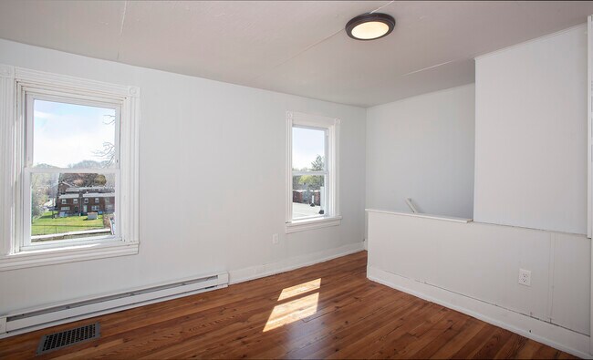 Building Photo - 333 S Ann St