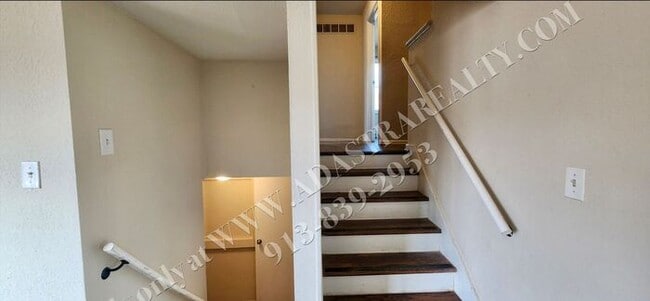 Building Photo - Beautiful House in South KC-Available NOW!!