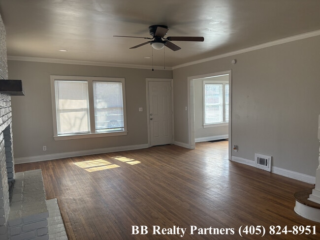 Building Photo - 2011 E 12th Pl