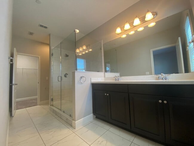 Building Photo - 2408 Lobelia Dr