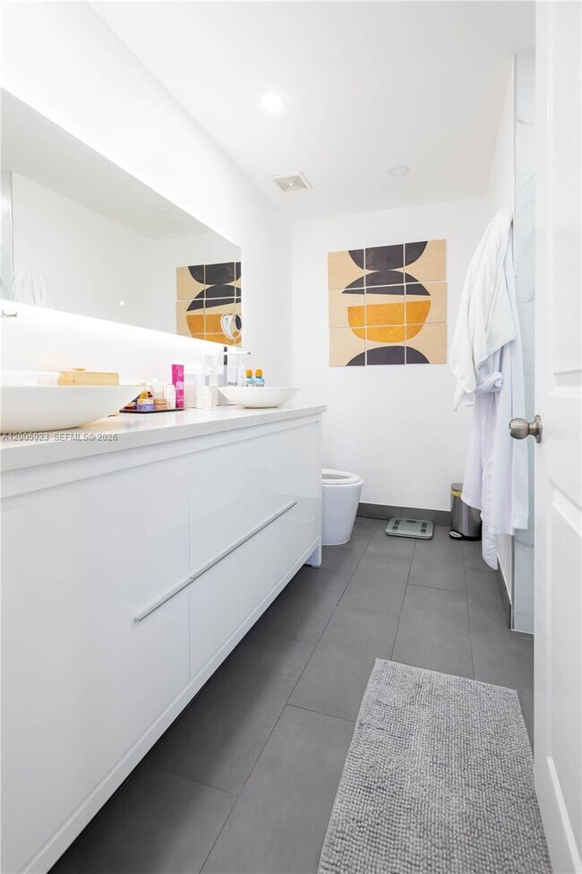 Building Photo - 345 NE 194th Ln