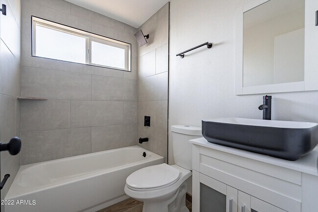 Building Photo - 37 E El Parque Dr